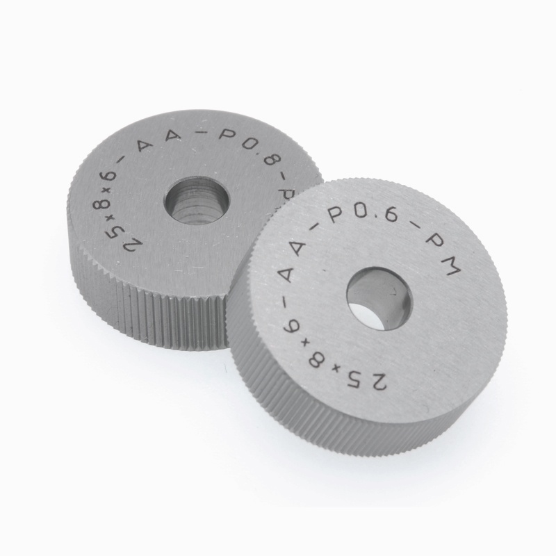 Straight knurling wheel